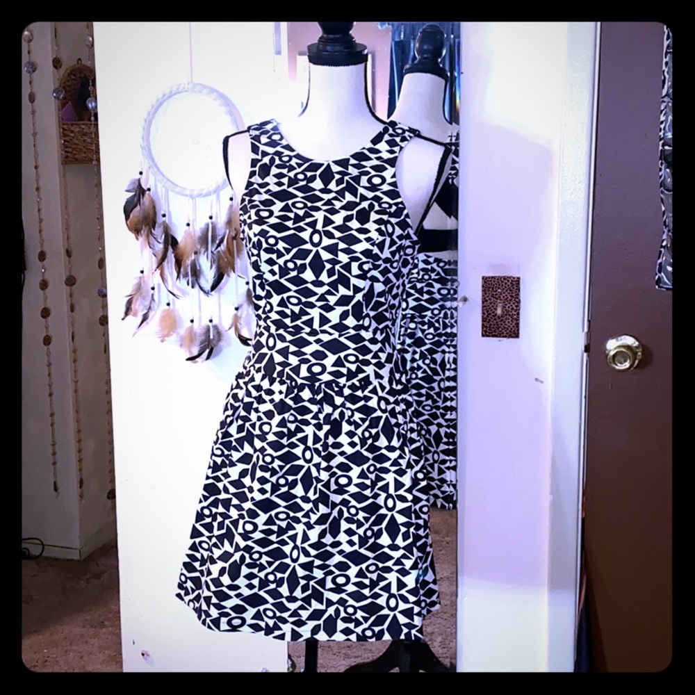 Black&white GEO print fit and flare dress